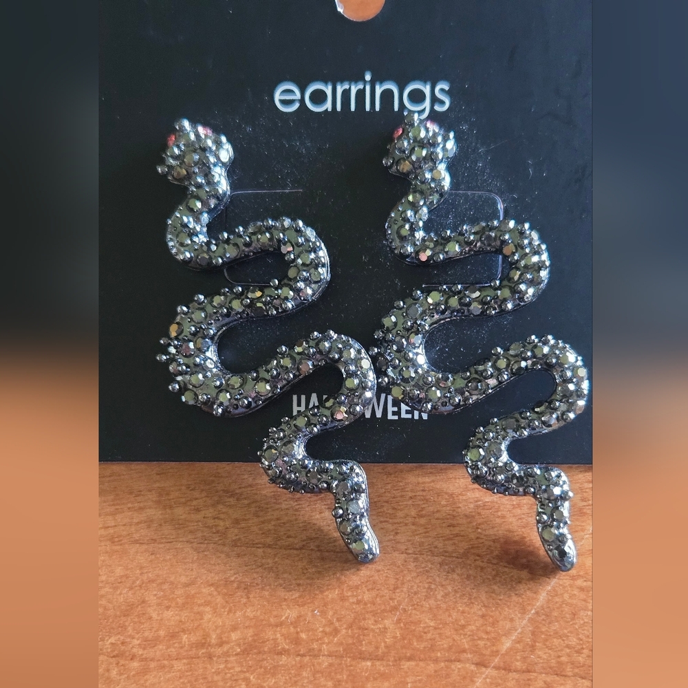🌻New, Sparkling Snake Earrings